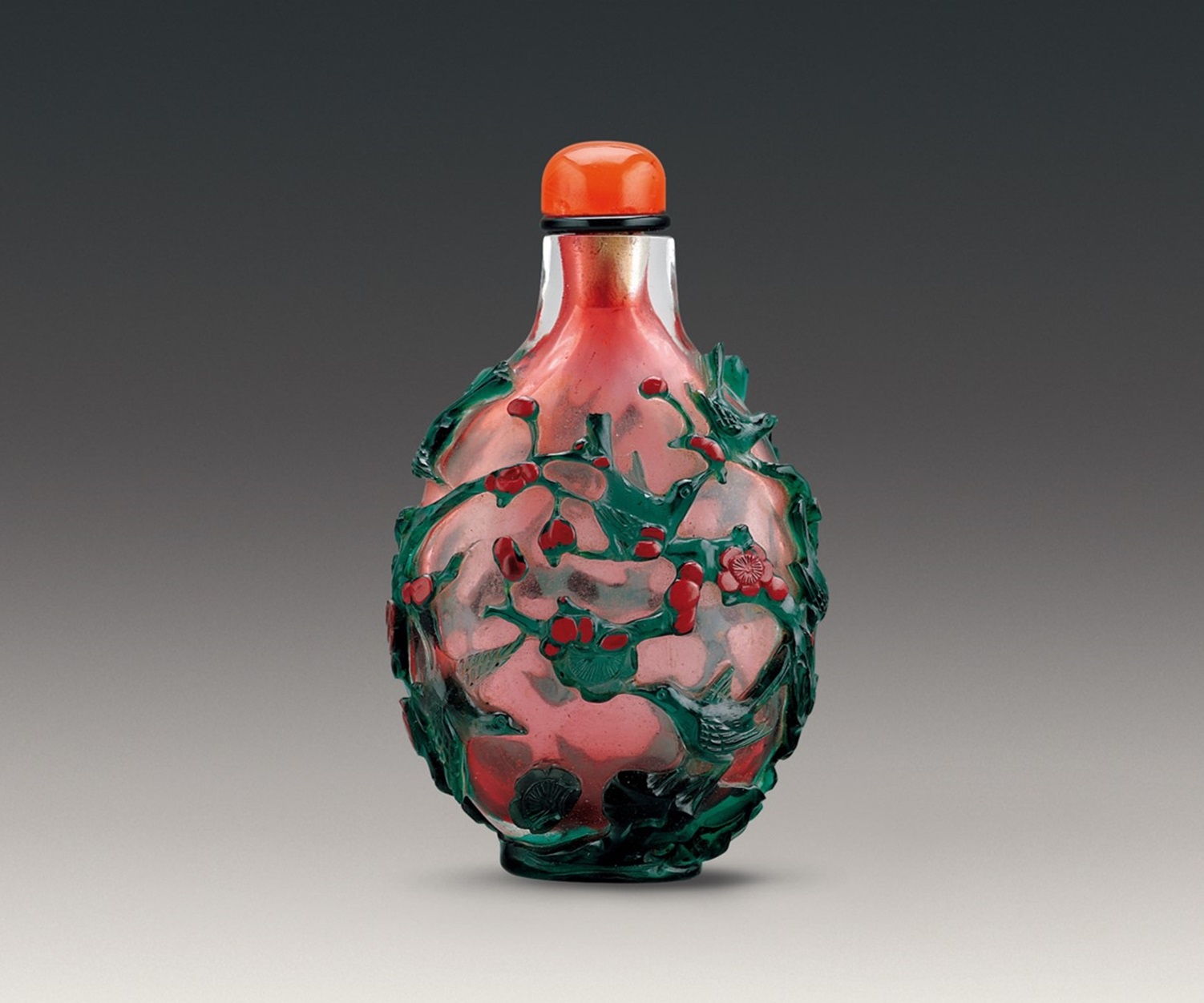 Snuff bottle with magpies and plums design in two-colour overlay on light rouge ground