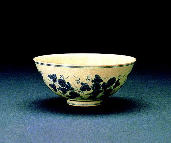 Palace Bowl Painted with Scrolling Vines and Melons in Underglaze Blue