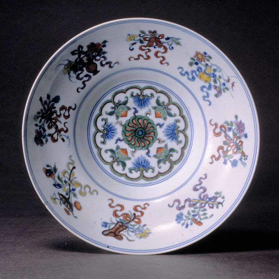 Bowl with the emblems of the Eight Immortals in <em>doucai</em> enamels