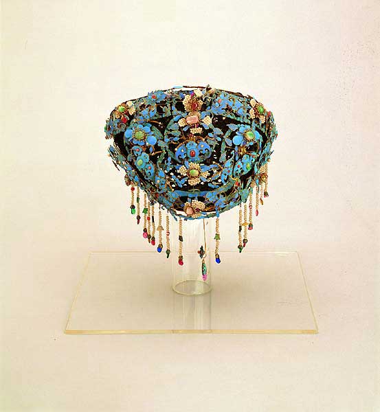 Lady's headdress <em>tianzi</em> with bats, butterflies and flowers in pearls, semi-precious stones and kingfisher feather inlay