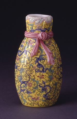 Pouch-shaped glass vase with <em>chi</em>-dragon and floral scroll design in painted enamels