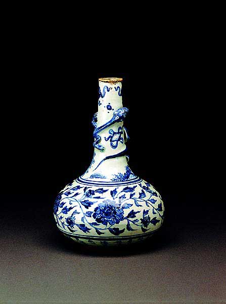 Vase with applied <em>chi</em>-dragon decoration and scrolling peony design in underglaze blue