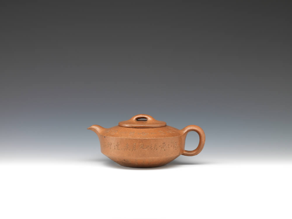 Teapot of chamfered low cylindrical shape