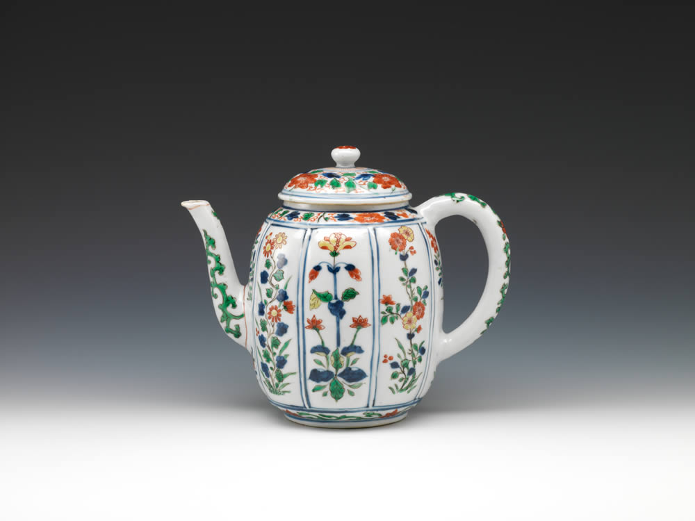 Teapot of eight-lobed shape with floral design inside reserved panels in wucai enamels in imitation of Japanese Kakiemon ware