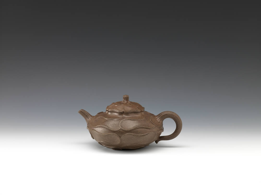 Teapot of melon shape with swirling pattern in relief