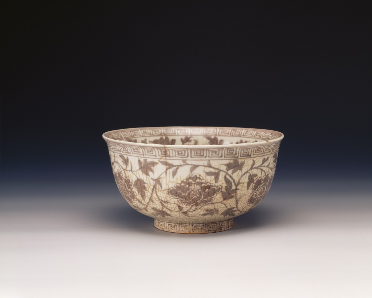 釉裏紅纏枝花卉紋大碗