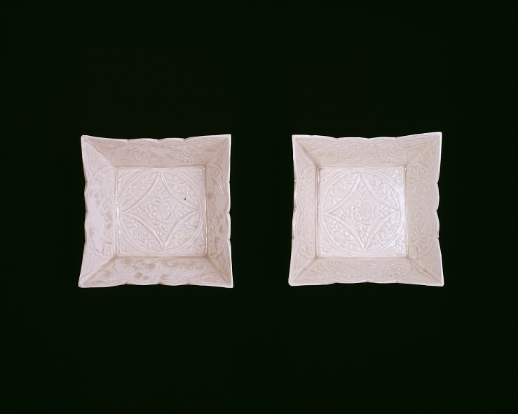 白釉印花卉紋方碟一對