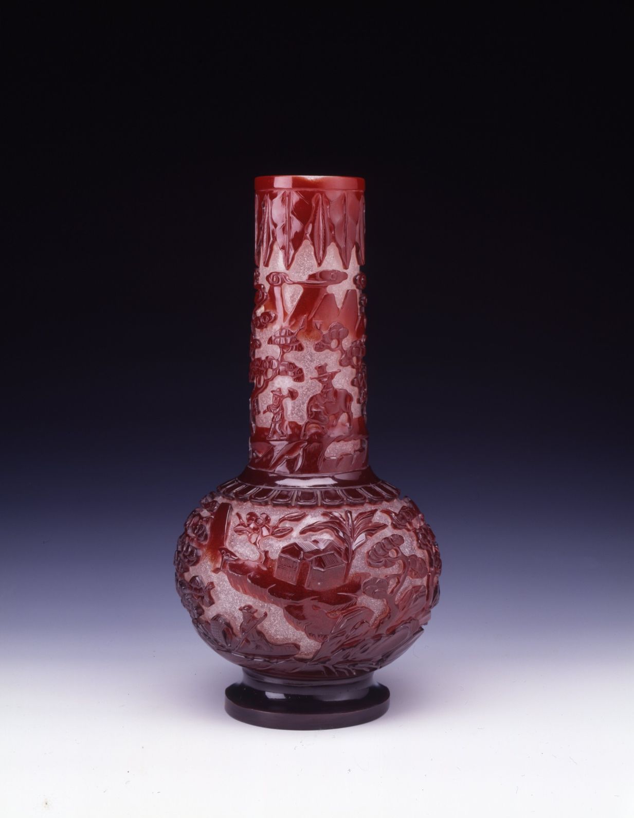 紅套粉料山水人物長頸瓶