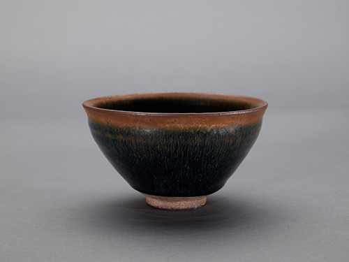 Tea bowl with hare’s fur striations in black glaze