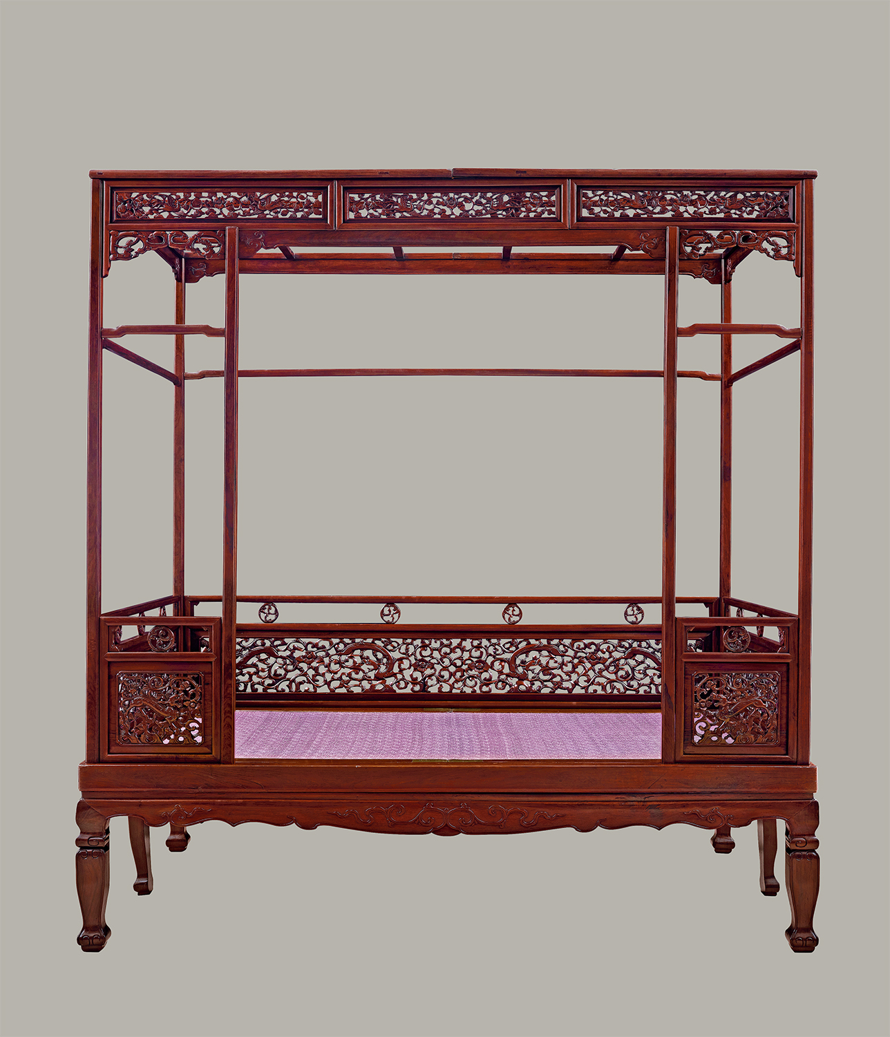 Six-post canopy bed with six legs