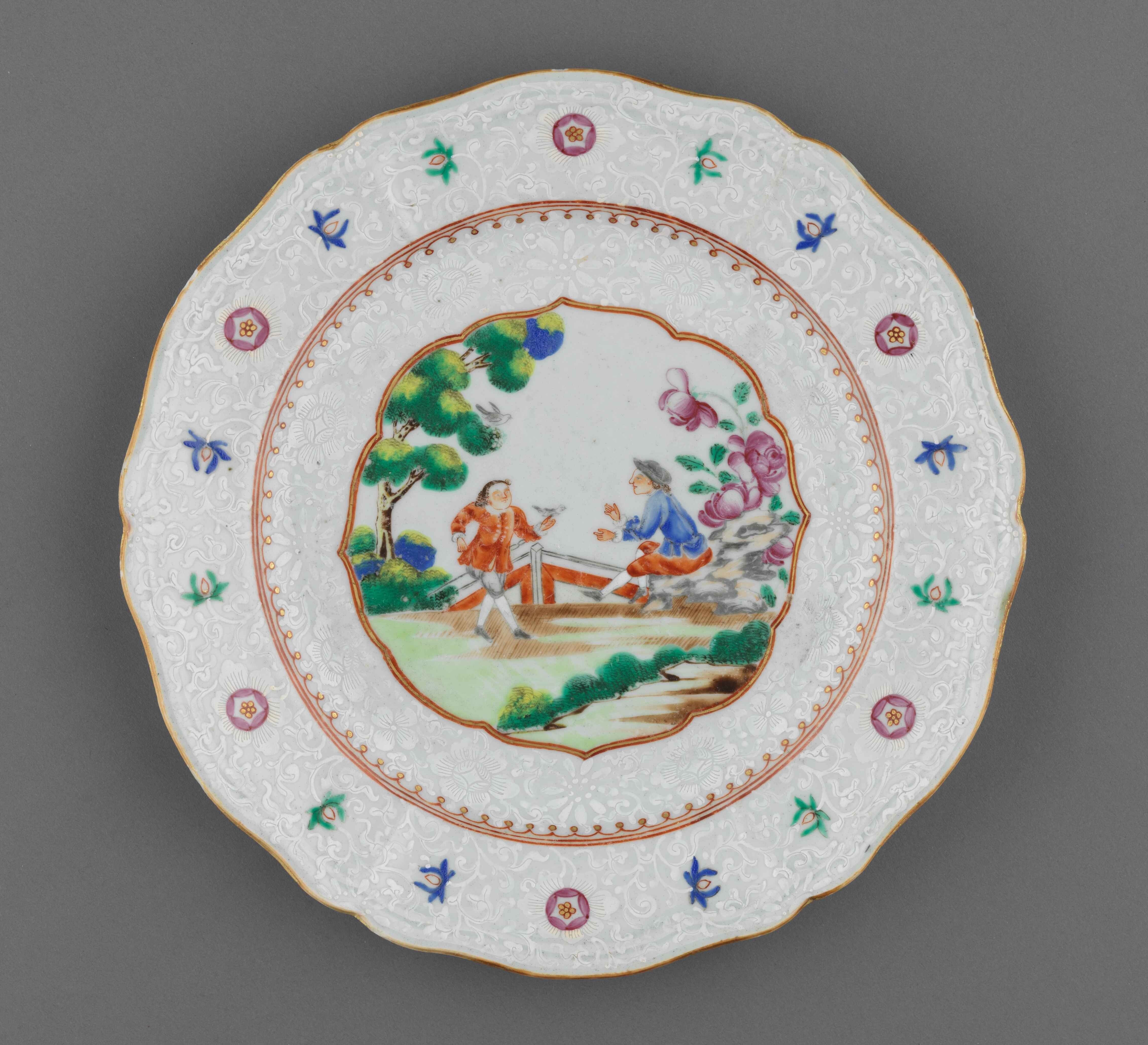 Export dish decorated with a scene of bird catchers in fencai enamels