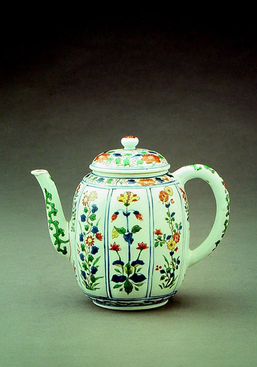 五彩花卉紋茶壺