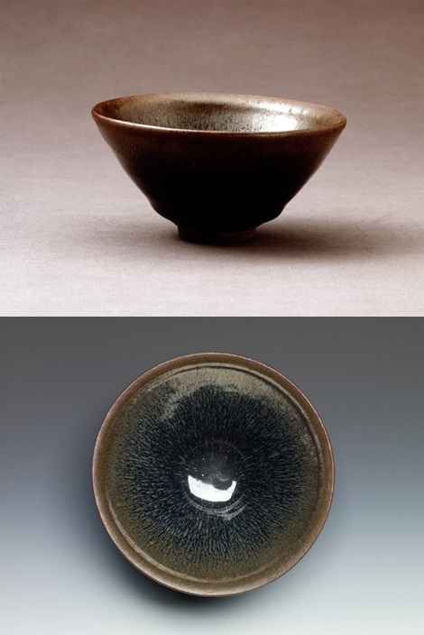 Jian ware tea bowl with black glaze showing ”hare‚s-fur” markings